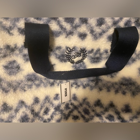 Pink Victoria’s Secret fair isle Sherpa weekender bag - Picture 5 of 7